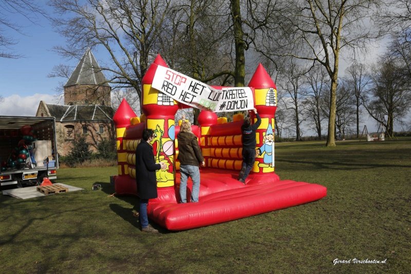 vandaag is het tien jaar geleden dat het referendum over de donjon werd gehouden. Interviewtjes met mensen die er wandelen/langskomen, en aansluitend ludieke actie van GroenLinks met Noel Vergunst... Nijmegen, 7-3-2016 .