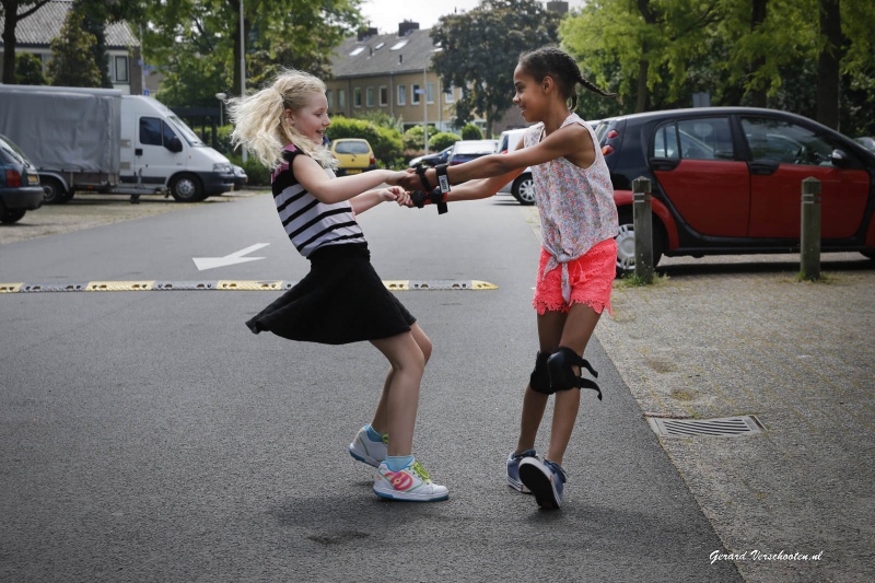 Flora( blond) en Fatou ( donkere krullen) op hun heelyes, of wheelies, van die wieltjes onder je schoenen. Nijmegen, 8-6-2016 .