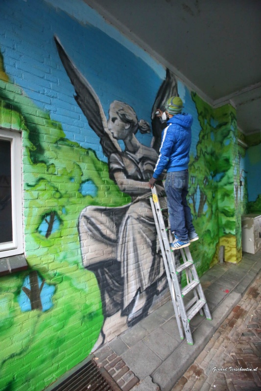 In het tunneltje van de straat Houthof in het centrum van Nijmegen, maakt schilder Robert Jan Brink een muurschildering. Nijmegen, 10-12-2015 .