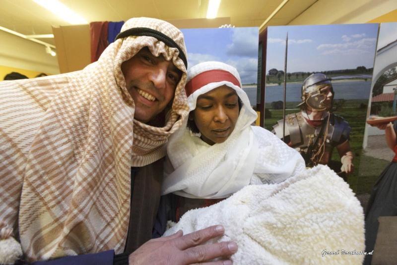 Feest van Licht in Orientalis: honderd engeltjes, Jezus en Josef en maria, knikkerban, kameel, kerststallen. Nijmegen, 13-12-2015 .