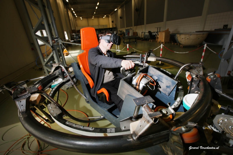 Cor Jansen in zijn zelfgebouwde simulator. Het is een virtual reality attractie dat uniek heet te zijn in de wereld. Ingang naar Mechamania . Nijmegen, 14-4-2016 .