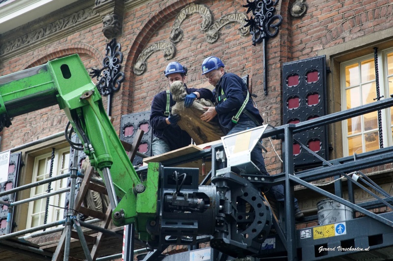 Verwijderen beelden Latijnse school voo rreparatie. Nijmegen, 16-12-2015 .