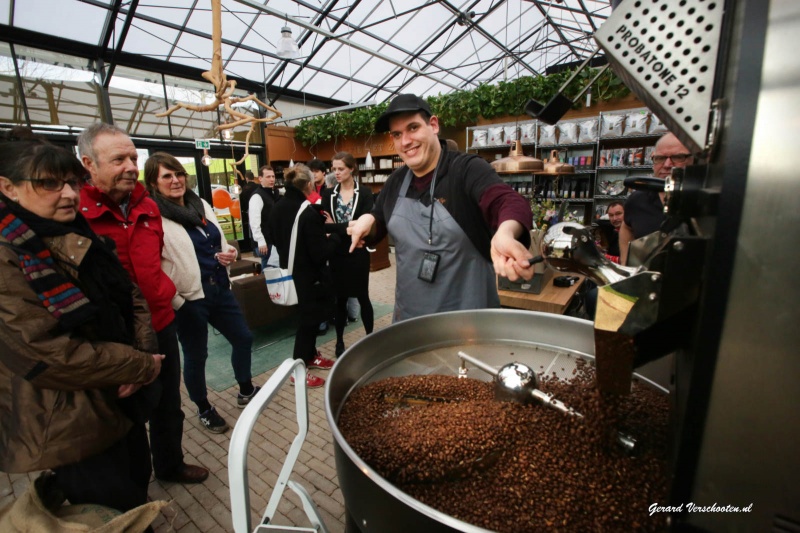 Coffyn huist sinds kort in een kas bij Intratuin,Mike Meere doet de koffiebranden.. Malden, 17-1-2016 .