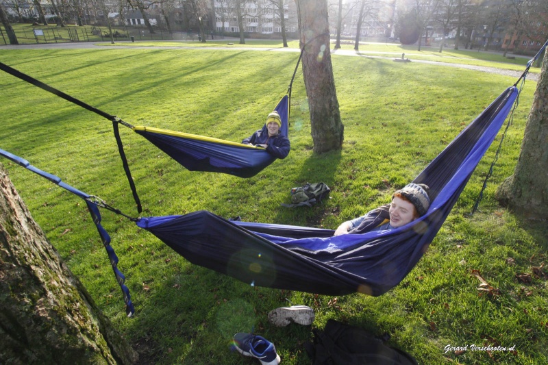 Sam Peters en Mah Munno( gele pet) , 2 jongens uit Chicago ie in Nijmegen studeren genieten van het laatste mooei weer in een hangmat in het Kronenburgpark.. Nijmegen, 17-12-2015 .