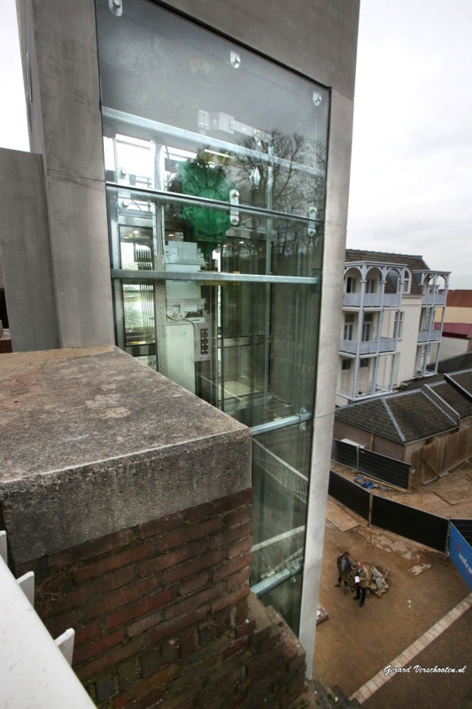 Nieuwe lift aan walkade bij veertrappen, casino.. Nijmegen, 18-12-2015 .