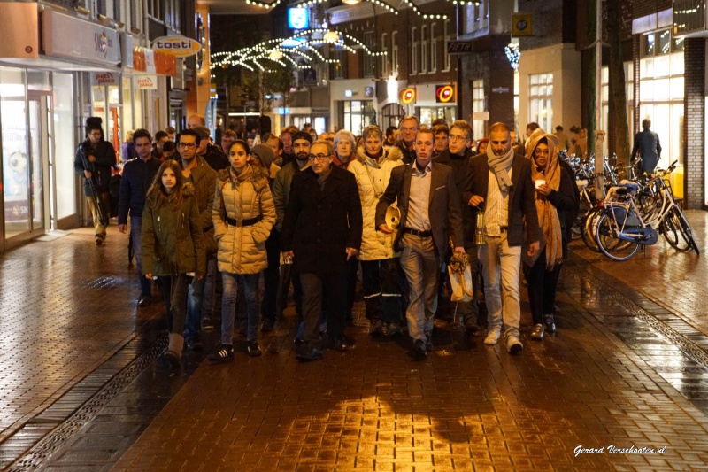 Stille tocht voor slachtoffers Parijs.. Nijmegen, 19-11-2015 .