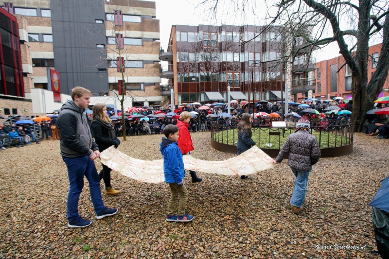 herdenking bombardement nijmegen bijd e schgommel met o.a. medewerker ambassade USA en scholieren Montesori.. Nijmegen, 22-2-2016 .