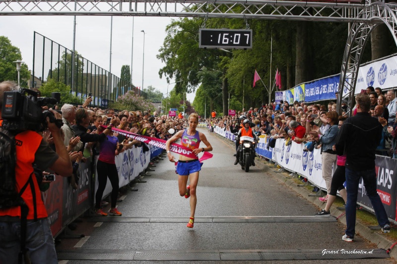 Marikenloop met winnares 5 km, en meer. Nijmegen, 22-5-2016 .