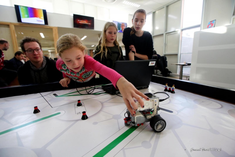 ixperium hogeschool nijmegen (digileercentrum) Scholieren bezig met ict Gebouw hoek Kapittelweg. Nijmegen, 23-11-2015 .