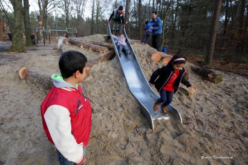 Speeltuin met glijbaan voor kinderen bij Vluchtelingenkamp Heumensoord. Nijmegen, 23-11-2015 .