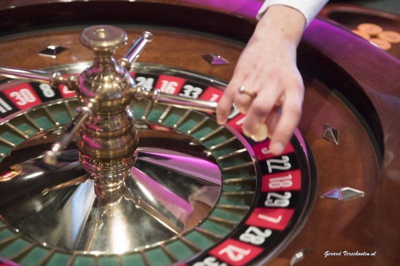 Studenten aan de roulette voor VOX in het Holland Casino. Nijmegen, 25-4-2016 .