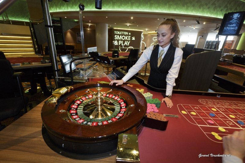 Studenten aan de roulette voor VOX in het Holland Casino. Nijmegen, 25-4-2016 .