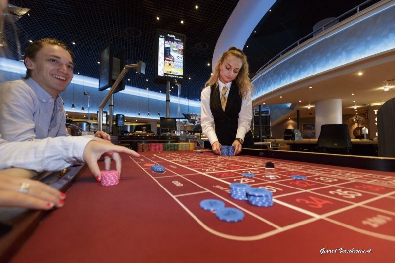 Studenten aan de roulette voor VOX in het Holland Casino. Nijmegen, 25-4-2016 .