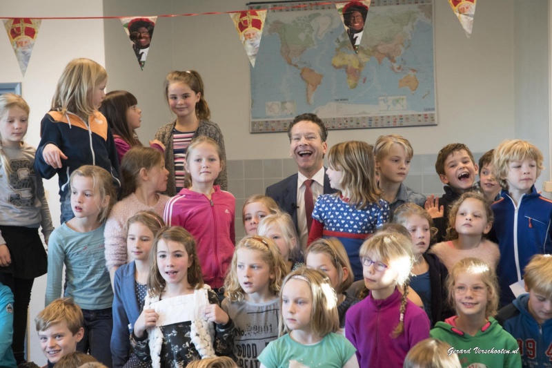 Minister van Financi?n Jeroen Dijsselbloem bezoekt basisschool de Hazesprong. Nijmegen, 26-11-2015 .