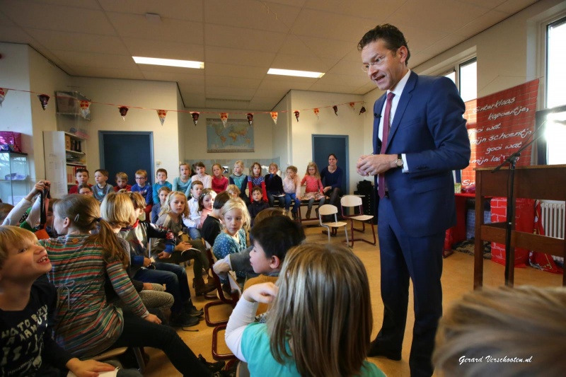 Minister van Financi?n Jeroen Dijsselbloem bezoekt basisschool de Hazesprong. Nijmegen, 26-11-2015 .