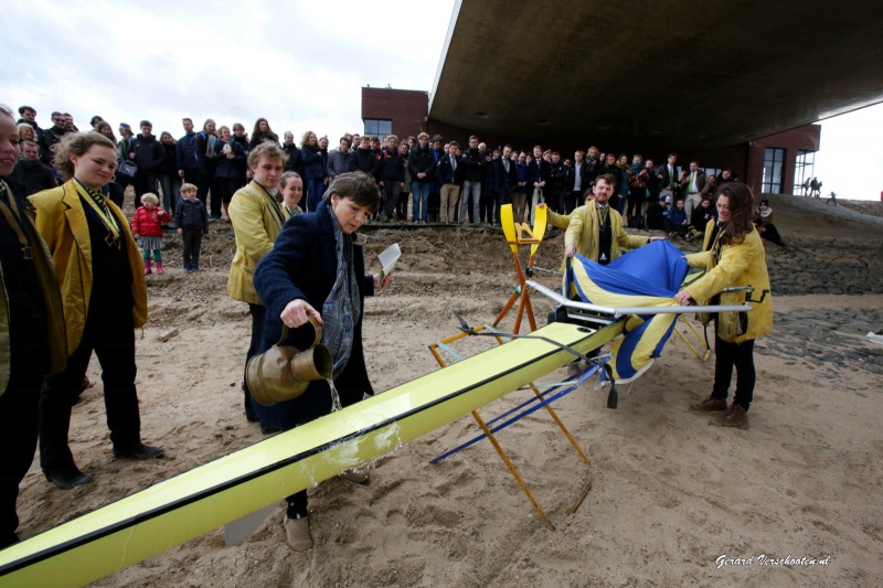 Wilma de Koning, cvb RUN doopt de nieuwe boot van Phocas roeivereniging in de Nevengeul tijdens openingsdingen rivierenpark. Nijmegen, 28-3-2016 .