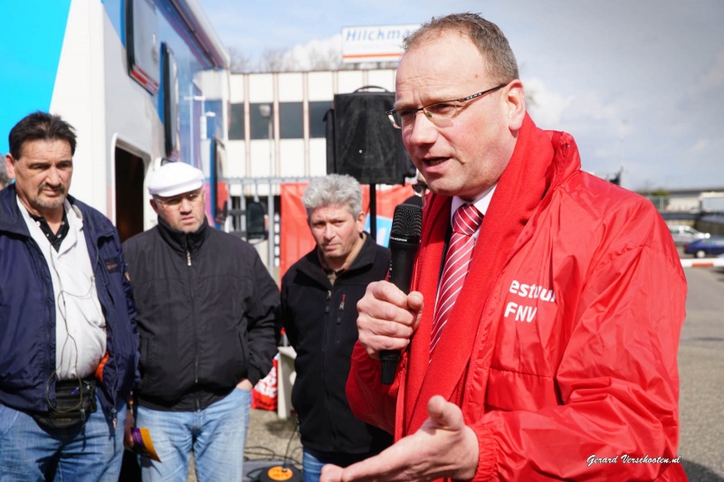 Actie bij slachterij Hilckmann, -werknemers die worden toegesproken door FNV-voorzitter Ton Heerts. Ook wethouder Tankir van Nijmegen is aanwezig.. Nijmegen, 30-3-2016 .