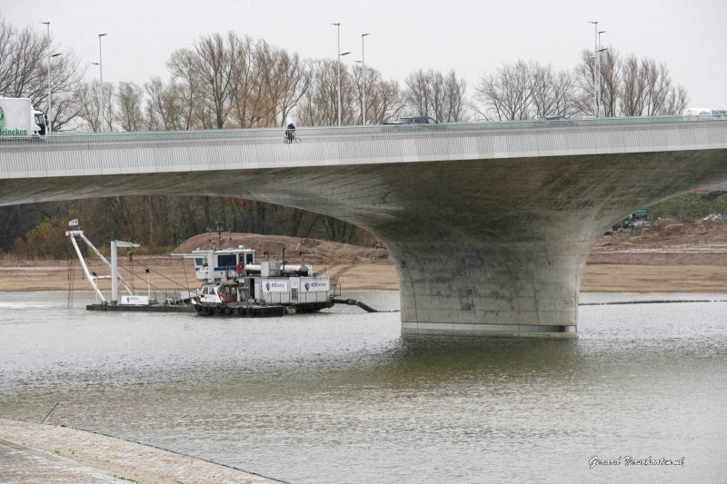 Nieuwe pijlers Waalbrug over nevengeul.
Liefst met mensen... Maar in 20 minuten in de regen geen mens gezien... Nijmegen, 30-11-2015 .