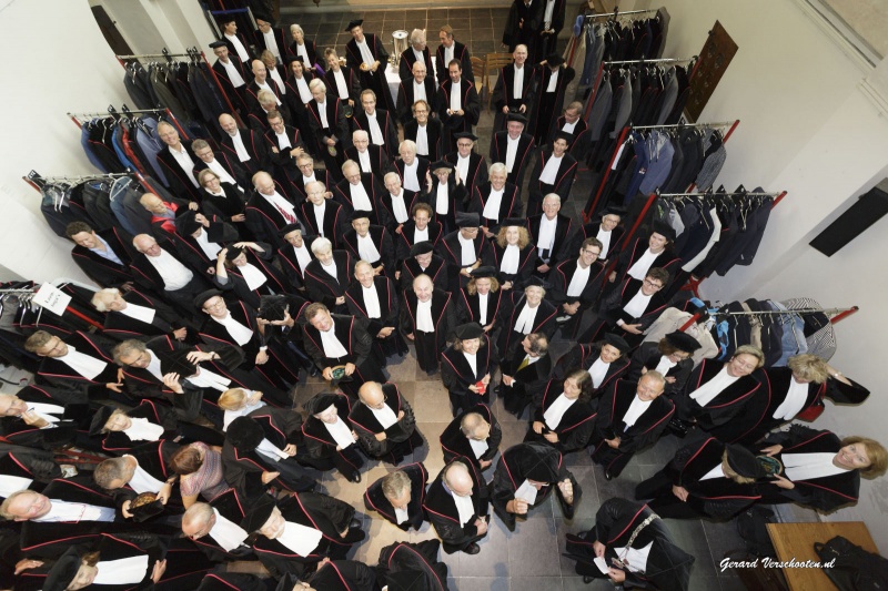 Opening academisch jaar RUN met de nieuwe rector prof van Krieken, sprekers Timo Hieselaar , Aleid Truijens en op viola da Gamba Ralph Rousseau . Nijmegen, 29-8-2016 .