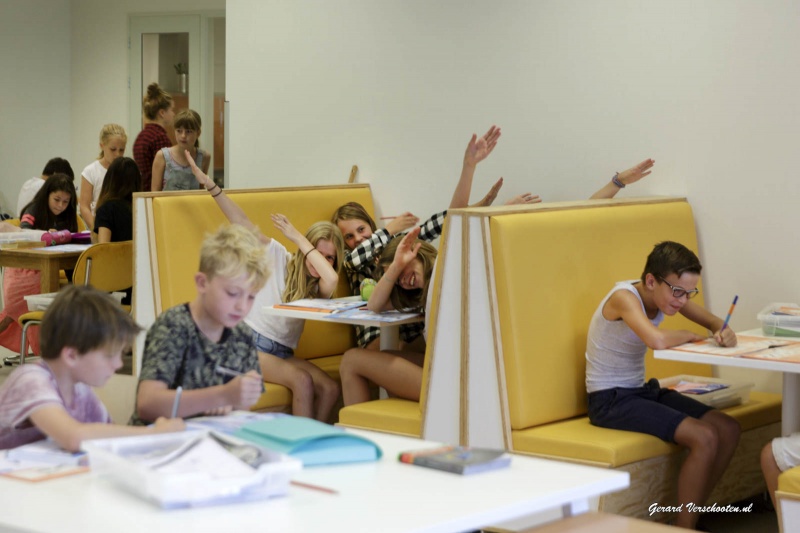 de rode Buurt, basisschool aan de Hugo de Grootstraat met kinderkollegezaal, leerplein, bewegend leren, leertrein, Frank weet er alles van. Nijmegen, 15-9-2016 .