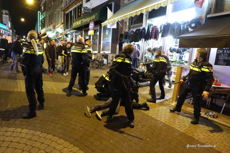 Oefening van politie in o.a leegmaken dancing Extase na agressie in de horeca. Nijmegen, 6-10-2016 .
