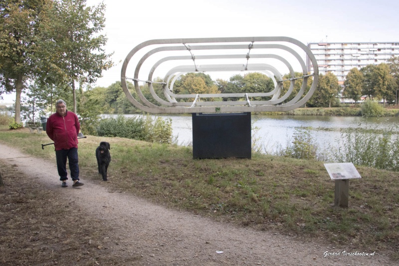 De Kampen in Lindenholt, kanaal en wandelaars. Nijmegen, 10-10-2016 .