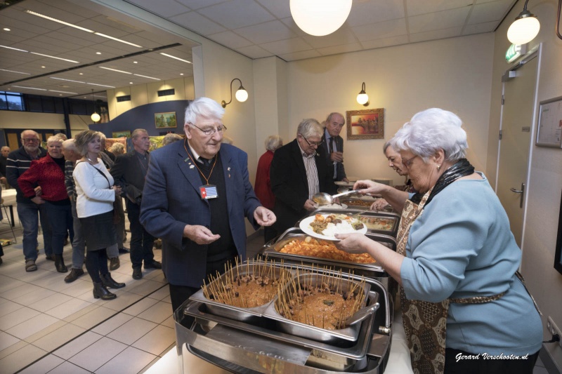 een re?nie van Nieuw-Guineaveteranen en die gaan aan de blauwe hapBronbeek, Arnhem, 13-11-2016 .