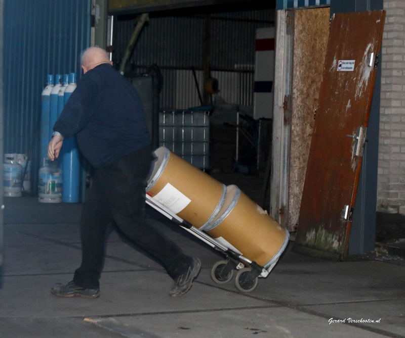 Vondsten van illegale spullen in vaten bij autosloperij Hogelandseweg, vaten ed.. Nijmegen, 17-11-2016 .