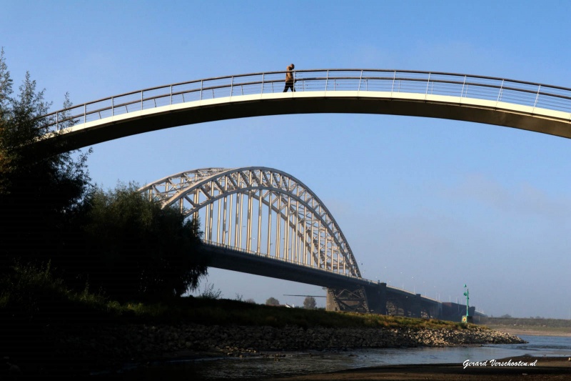 Laag water in de Waal. Mooi weer en bruggen. Onder de ooijpoortbrug, Wiebelbrug. Nijmegen, 23-10-2016 .