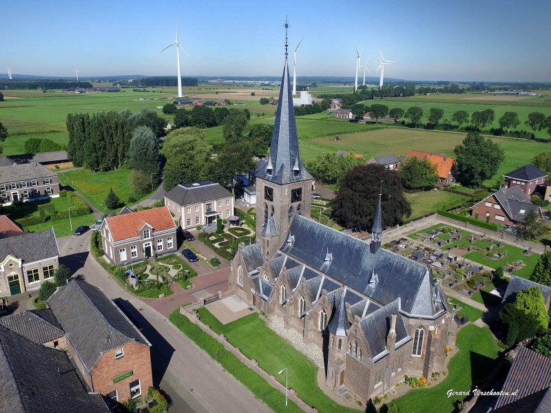 Netterden waarbij de kerk prominent in beeld komt. Liefst zo fotograferen dat op de achtergrond ook wat windmolens zijn, 24-8-2016 .