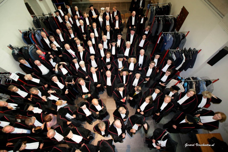 Opening academisch jaar RUN met de nieuwe rector prof van Krieken, sprekers Timo Hieselaar , Aleid Truijens en op viola da Gamba Ralph Rousseau . Nijmegen, 29-8-2016 .