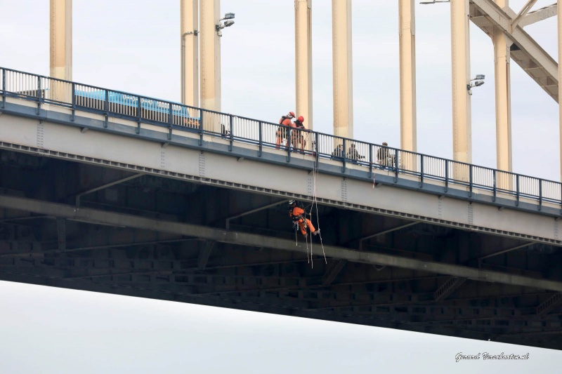 Alpinisten onderde Waalbrug. Nijmegen, 8-12-2016 .