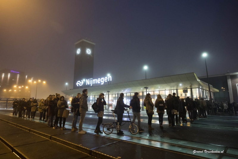 Wachten op de bus naar Arnhem, Treinstoring NS op station Nijmegen, lange rijen.. Nijmegen, 12-12-2016 .