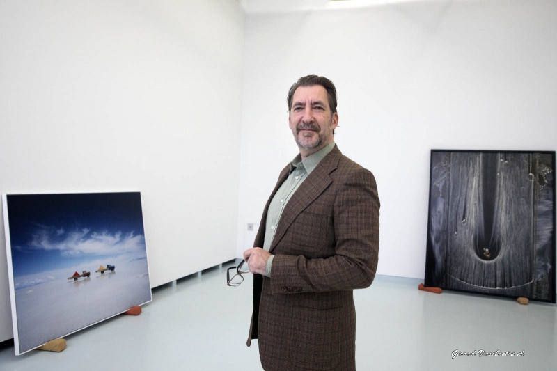 Valkhof museumdirecteur Arend-Jan Weijsters. Nijmegen, 14-12-2016 .bij nieuw net aangekocht werk, van Sjoerd Knibbeler, de donkere en Scarlett Hooft Graafland, Two trucks.