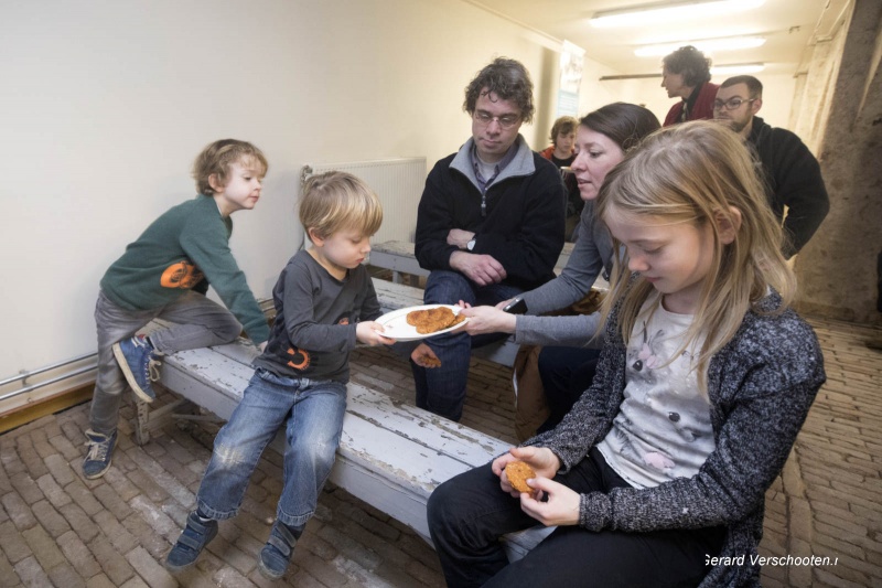 In het Van 't Lindehoutmuseum is een expo over de oorlog, vooral eten in de oorlog, bloembollenkoekjes enzo. Vince weet wwelk kind bij welk verhaal. Nijmegen, 5-3-2017 .