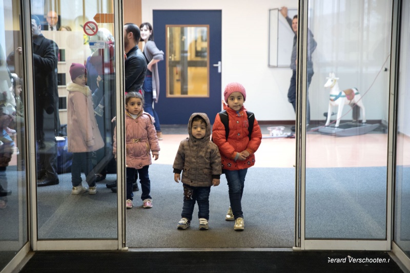 De nieuwe bewoners arriveren bij hest asielzoekerscentrum gevestigd in het voormalige belastingkantoor.. Nijmegen, 9-2-2017 .