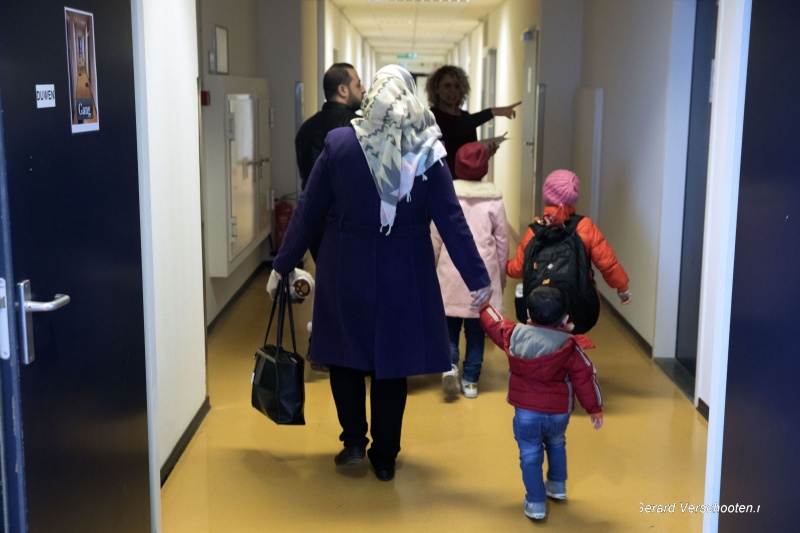 De nieuwe bewoners arriveren bij hest asielzoekerscentrum gevestigd in het voormalige belastingkantoor.. Nijmegen, 9-2-2017 .