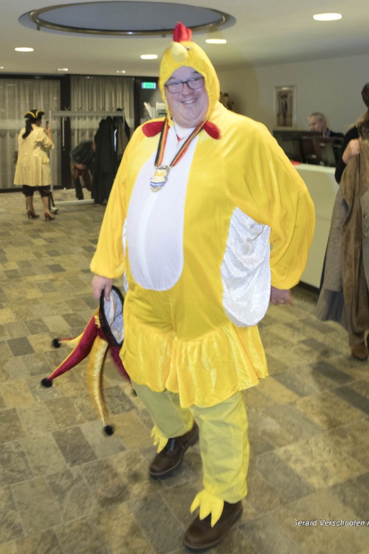 Burgemeester en wethouder vieren carnaval, Bruls als kip, Frings als kikker, van Hees als hond, Thiemens als Staphorstermeisje en de gemeentesecretaris als struisvogel. Nijmegen, 25-2-2017 .