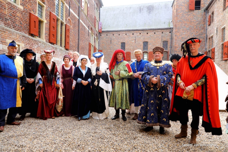 Op kasteel Hernen vindt de derde editie van de Middeleeuwse markt plaats.Hele familie van Limburg gebroeders kwam op bezoek met vogels ed., 1-10-2017 .