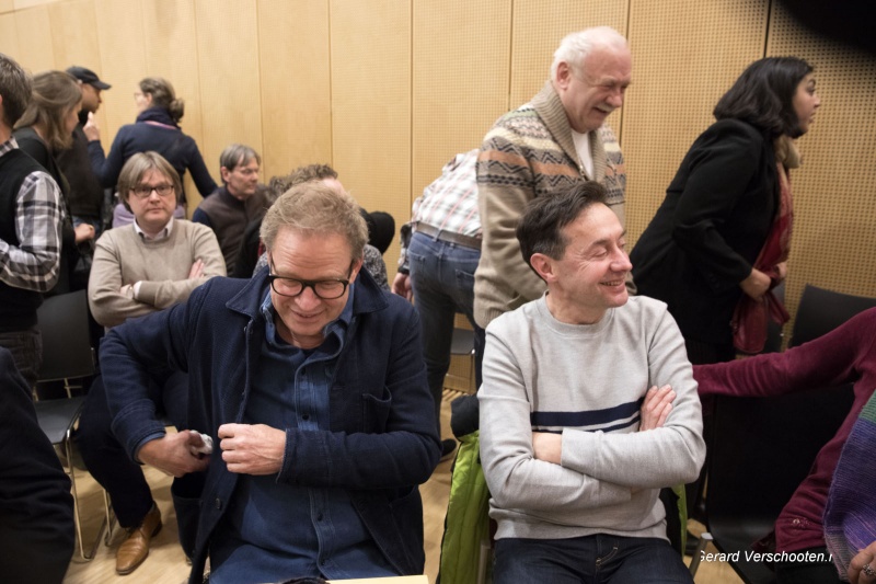 Onthulling artikel 1 ding op gemeentehuis met Bruls en Spong en Cecile. Nijmegen, 16-2-2017 .