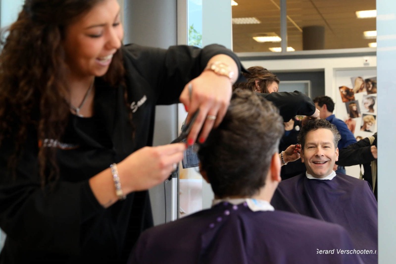 Jeroen Dijsselbloem, minister van financien bezoekt ROC en laat zich knippen en spreekt met studenten. Nijmegen, 9-3-2017 . Jeroen Dijsselbloem, minister van financien bezoekt ROC en laat zich knippen en spreekt met studenten. Nijmegen, 9-3-2017 .