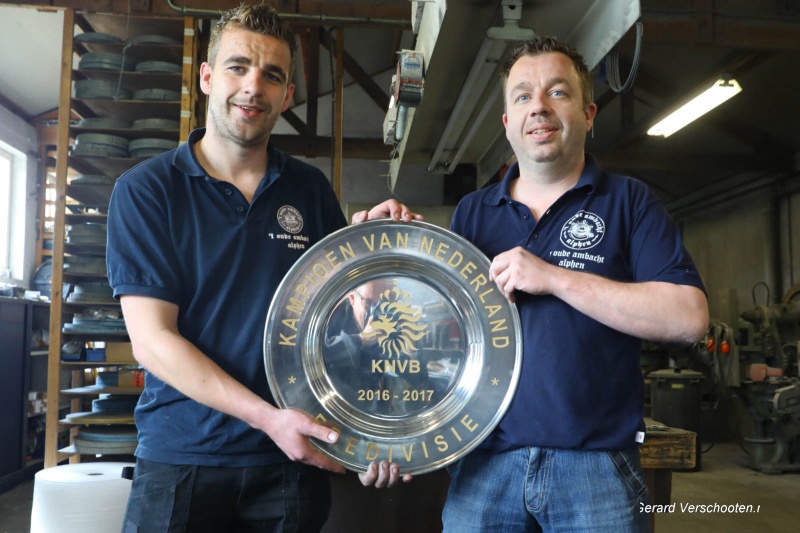 't Oude Ambacht maakt de kampioensschalen van de eredivisie, rechts Jurgen en links Martijn van Zon, Alphen 12-5-2017 .