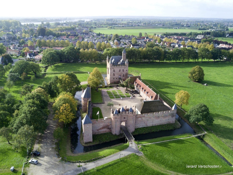 Doornenburg met kasteel, drone. Nijmegen, 12-10-2017 .