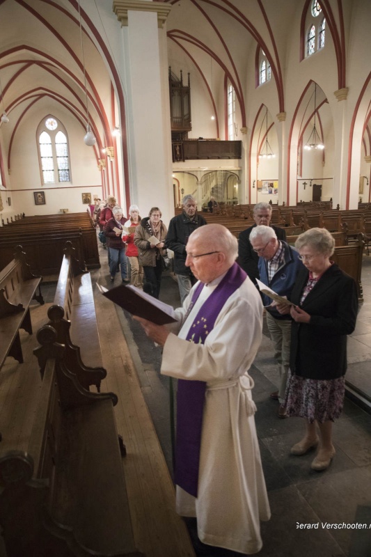 kruiswegstatie in kerk Lent (Maria Geboortekerk). Priester Frank Bomans gaat voorop, . Nijmegen, 14-4-2017 .