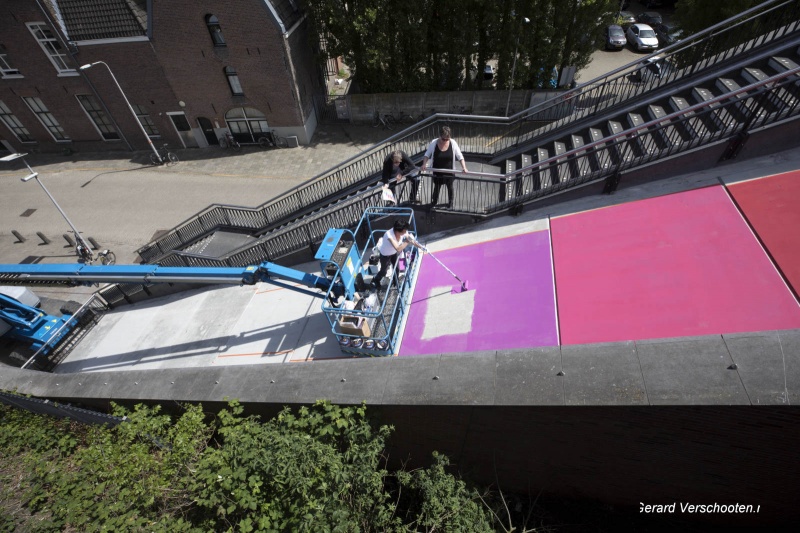 Carla Dijs druk bezig met beschilderen vlak voormalige roltrap. Nijmegen, 15-5-2017 .