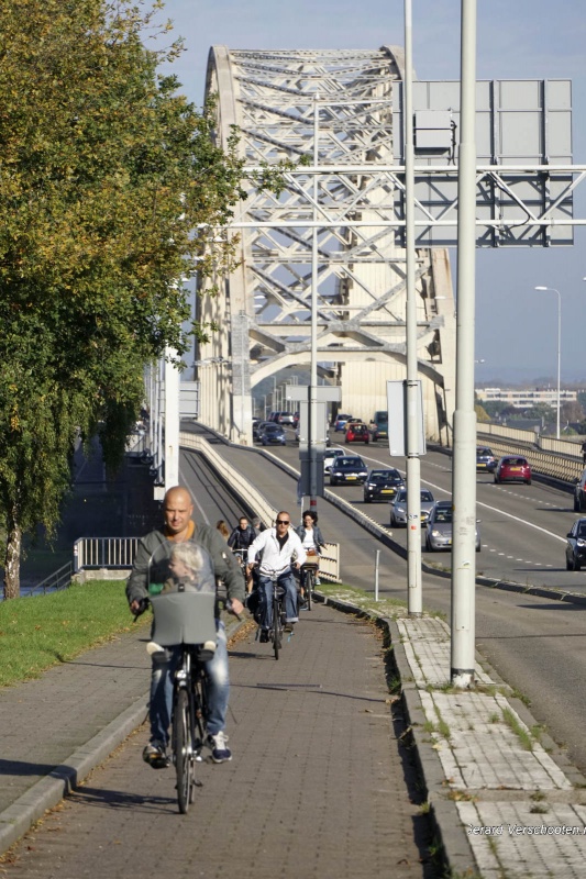 Trajanusplein, Waalbrug, fietsers. Nijmegen, 15-10-2017 .