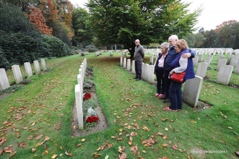 Bloemlegging Engelse begraafplaats Jonckerbosch door Carolyn, Rosemary en Bob bij hun onlans gelocaliseerde oom Wilfred Jeavons. Nijmegen, 17-10-2017 .