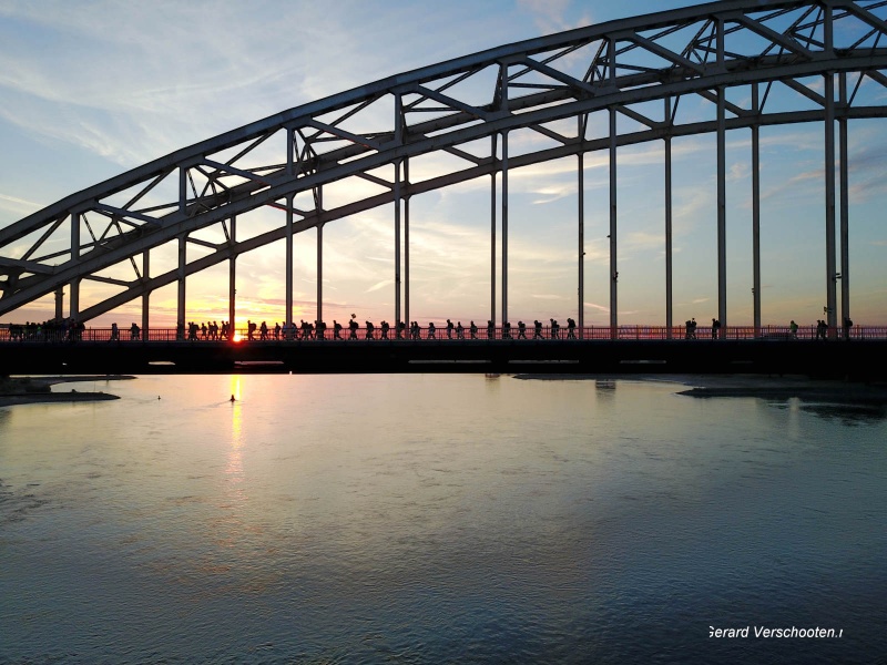 Waalbrug met vierdaagselopers. Nijmegen, 18-7-2017 .