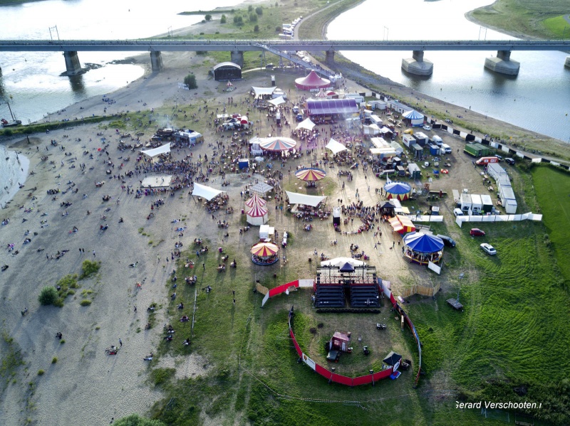 festival op het eiland drone, Vierdaagsefeesten, zomerfeesten, vierdaagse 2017. Nijmegen, 22-7-2017 .
