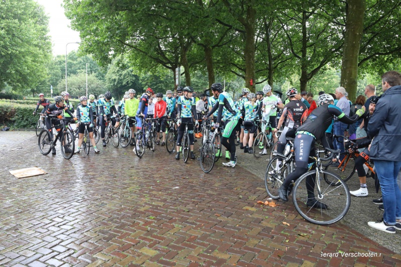 Emotioneel treffen en 1 minuut stilte voorafgaand aan de fietstoertocht dooroa.  de fietsclub Kelme ter ere van de overleden fietster Iris Schreurs zaterdag jl. . Nijmegen, 25-7-2017 .